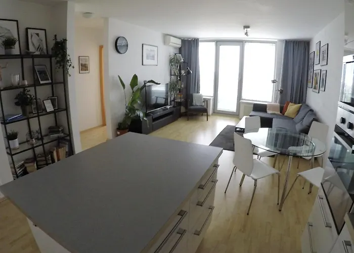 Sunny Free Parking Beauty Balcony View, 3 Towers شقة